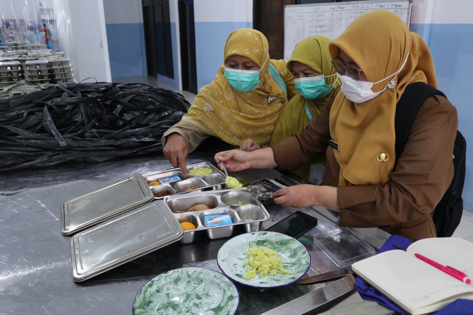 TELITI: Tim Dinas Kesehatan Kota Kediri mengambil sampel nasi di SPPG Banaran, Pesantren dalam proses pengurusan SLHS pada Oktober 2025 lalu.