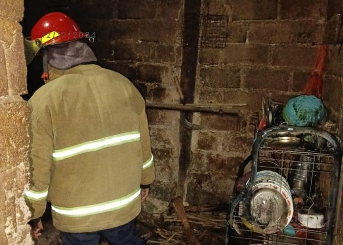 Petugas pemadam kebakaran usai memadamkan api.