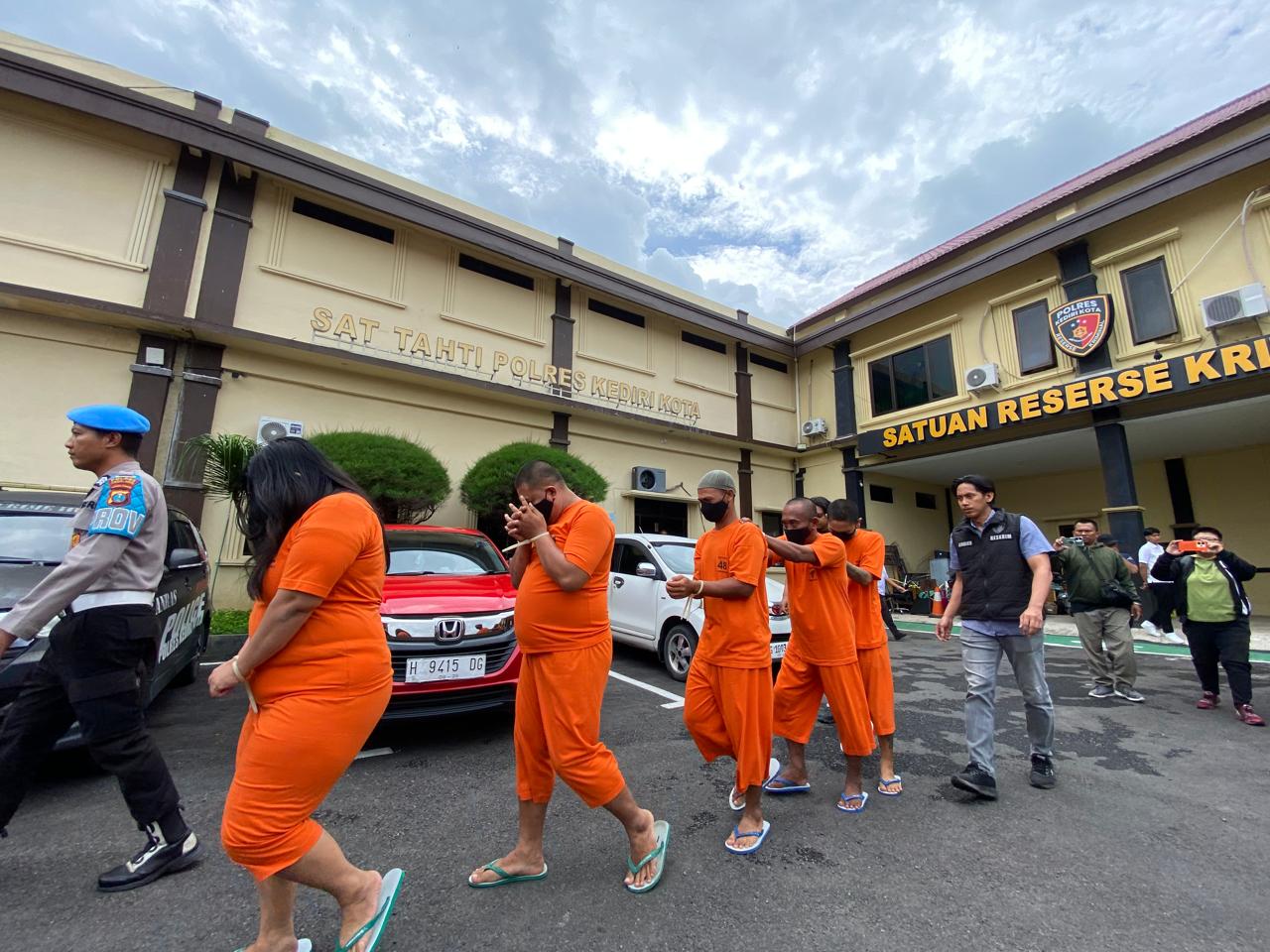 Tersangka Penganiayaan Paling Belakang digelandang mengikuti Konferensi Pers di Halaman Mako Polres Kediri Kota.