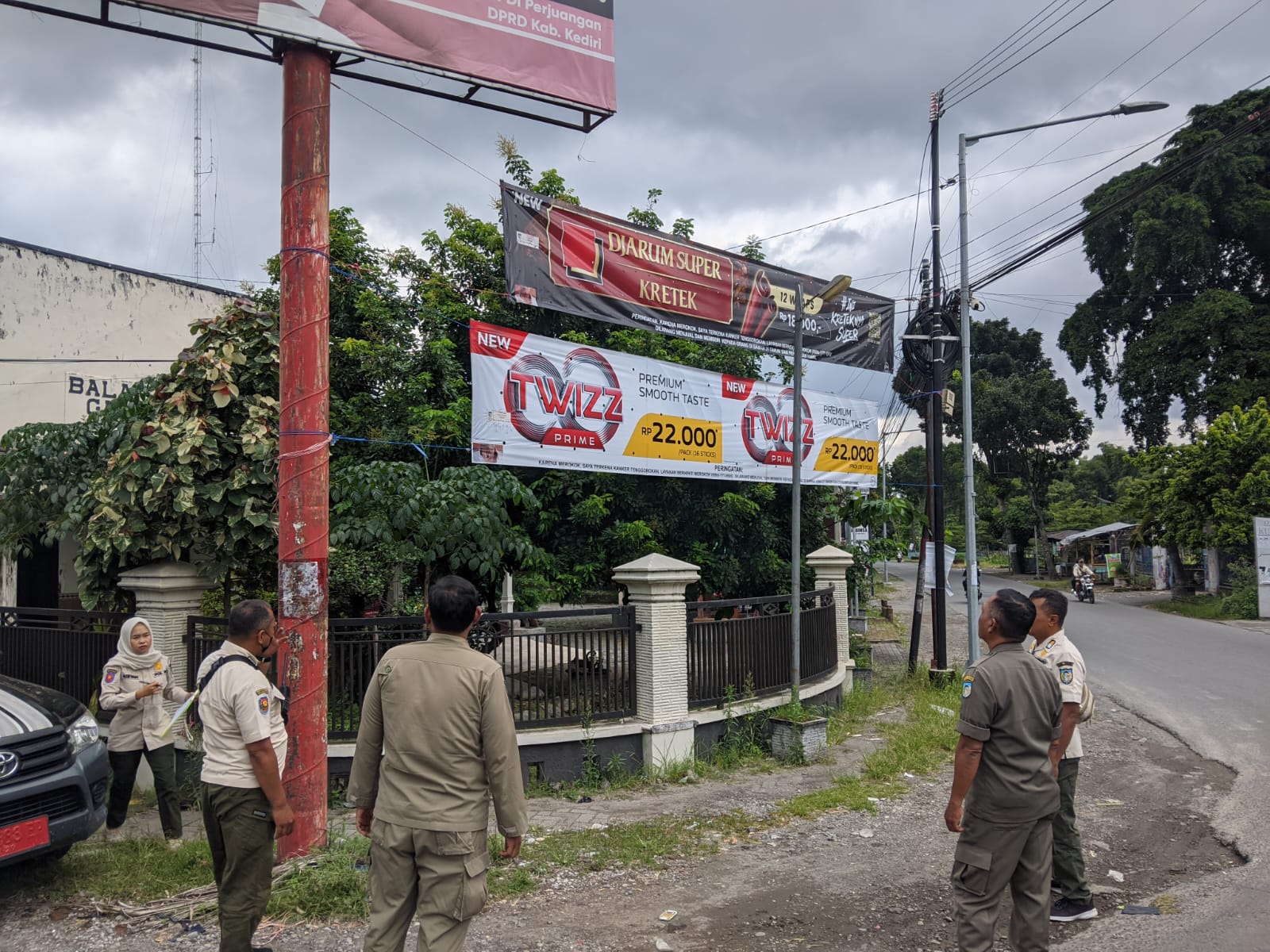 Satpol PP tertibkan baliho yang tidak sesuai aturan. dewan menyebut, baliho liar tidak hanya rusak estetika kota. tapi juga mengakibatkna kebocoran PAD