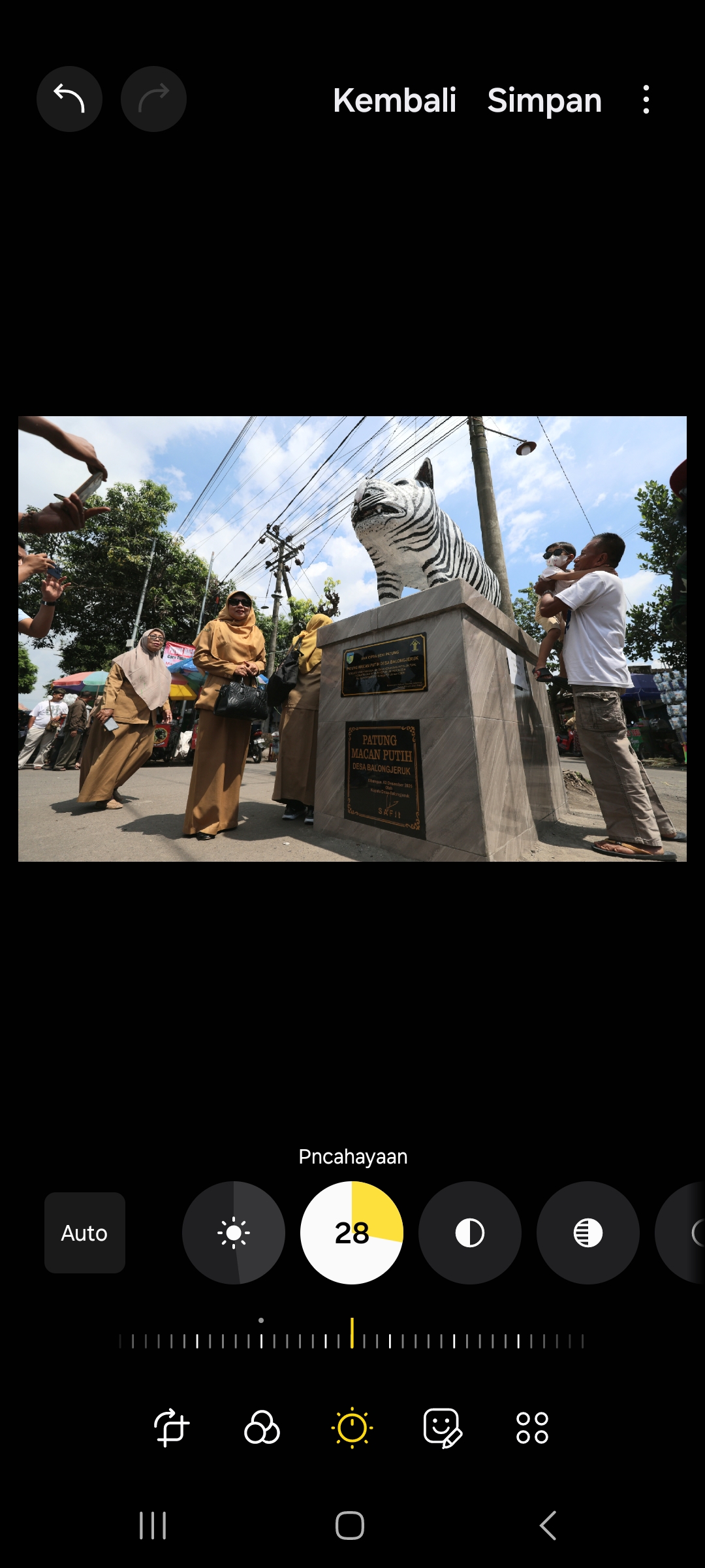 Warga antusias berfoto di depan patung macan putih viral yang telah mendapat HAKI (Wahyu Adji/JPRK)