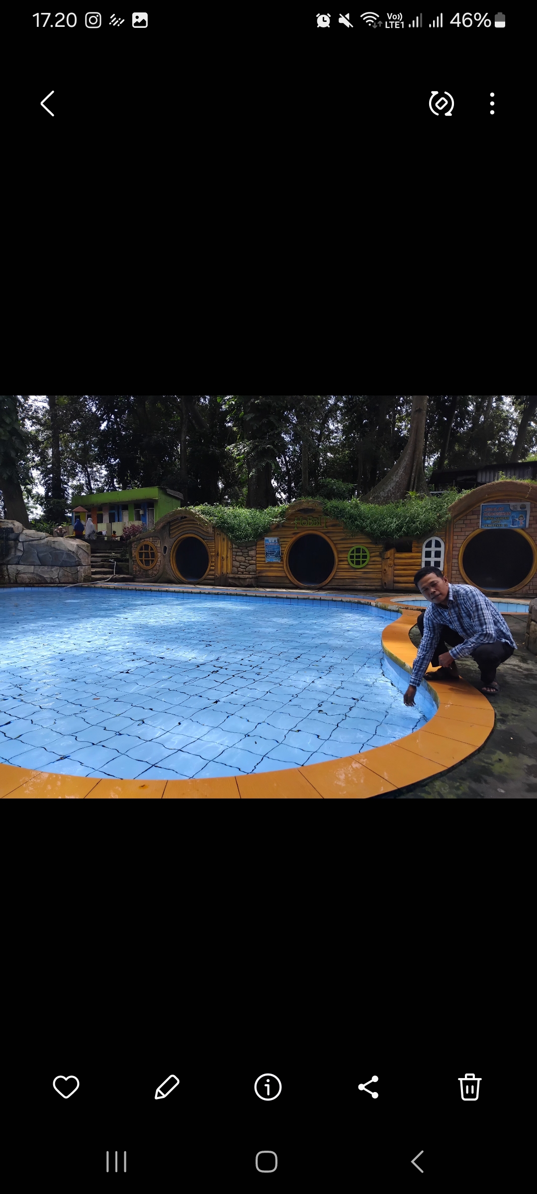 Kades kerkep mengecek kondisi kolam renang di wisata Sumber Sirah (Diana Yunita Sari)
