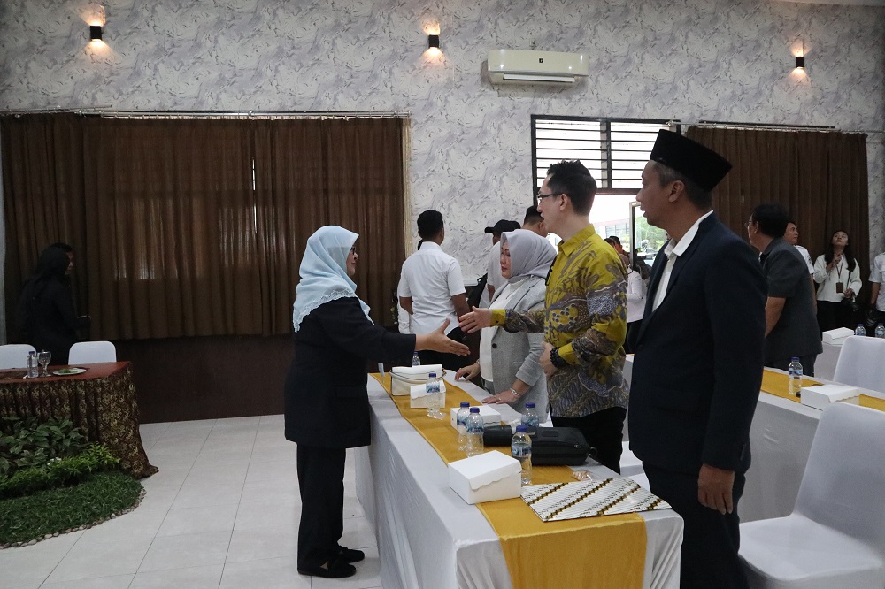 AKRAB: Ketua DPRD Kota Kediri Firdaus menyapa anggotanya saat rapat paripurna di ruang pertemuan BKPSDM Kota Kediri yang sempat jadi kantor sementara.
