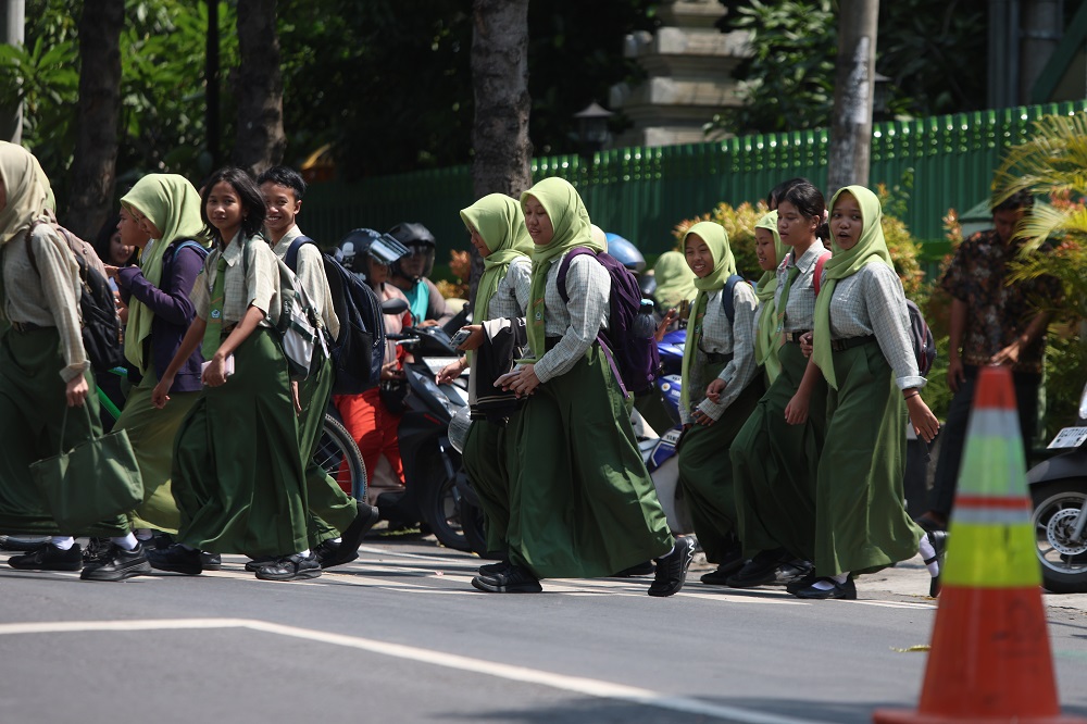 Generasi Penerus: Siswa SMPN 4 Kediri pulang sekolah. Disdik sedang menggodok try out TKA.