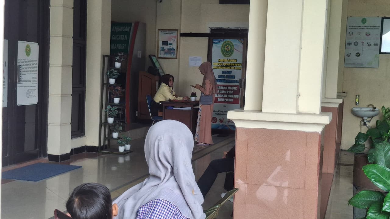 Kondisi di Pengadilan Agama (PA) Kabupaten Kediri. Ribuan perempuan ajukan perceraian. Mayoritas karena maslaah ekonomi (Foto: Asad MS)