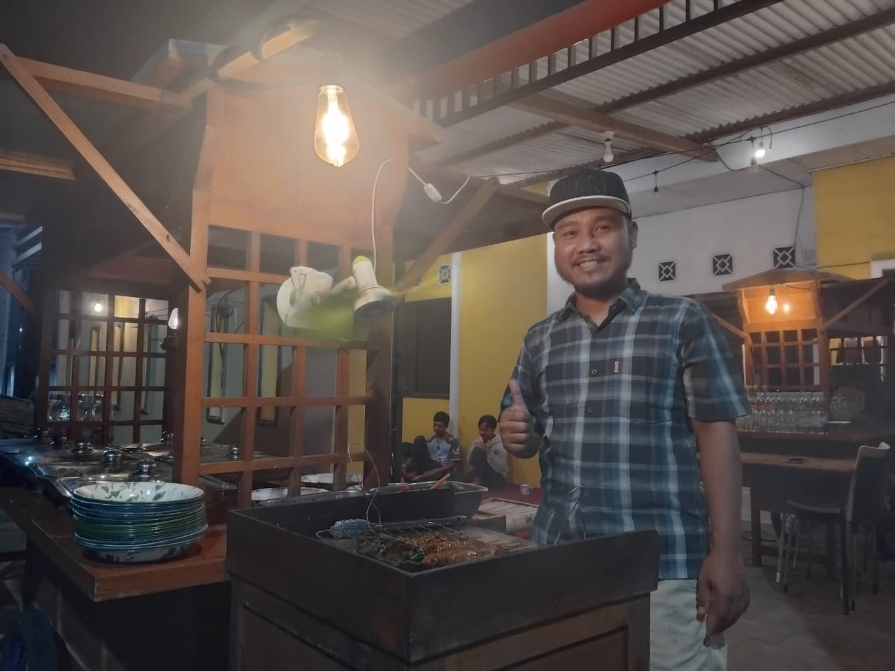 Angkringan Mbah Carik Desa Sambiresik Gampengrejo (Diana Yunita Sari)