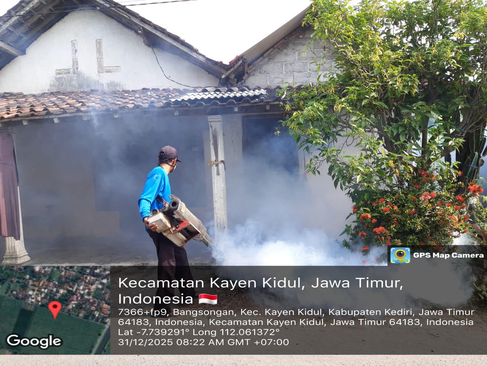 Petugas lakukan fogging di rumah warga. Musim penghujan rawan DBD, dinkes minta masyarakat waspada
