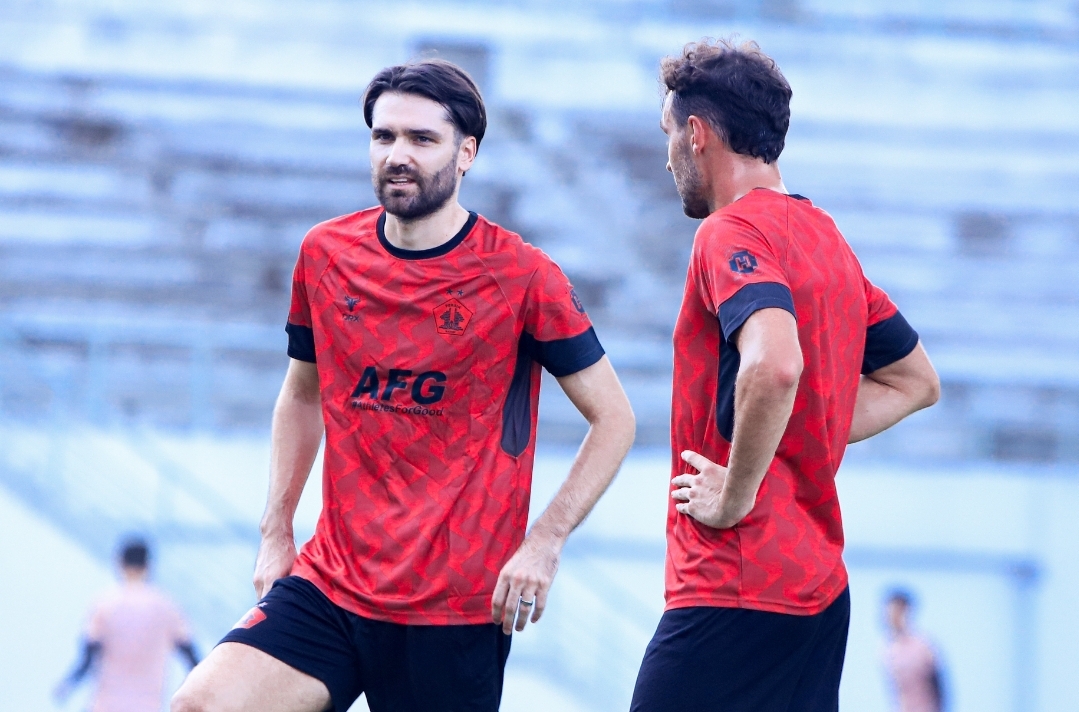 Jon Toral berbincang dengan Imanol Garcia saat latihan Persik Kediri di GDJ.