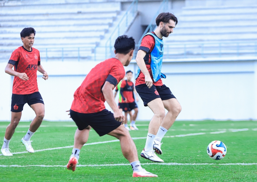 Jon Toral berlatih bersama skuad Persik Kediri.