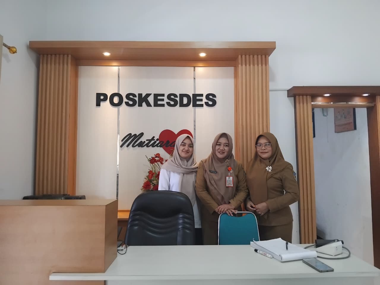 Kepala Desa, bidan desa, dan petugas berfoto di Poskesdes (Diana Yunita Sari/JPRK)