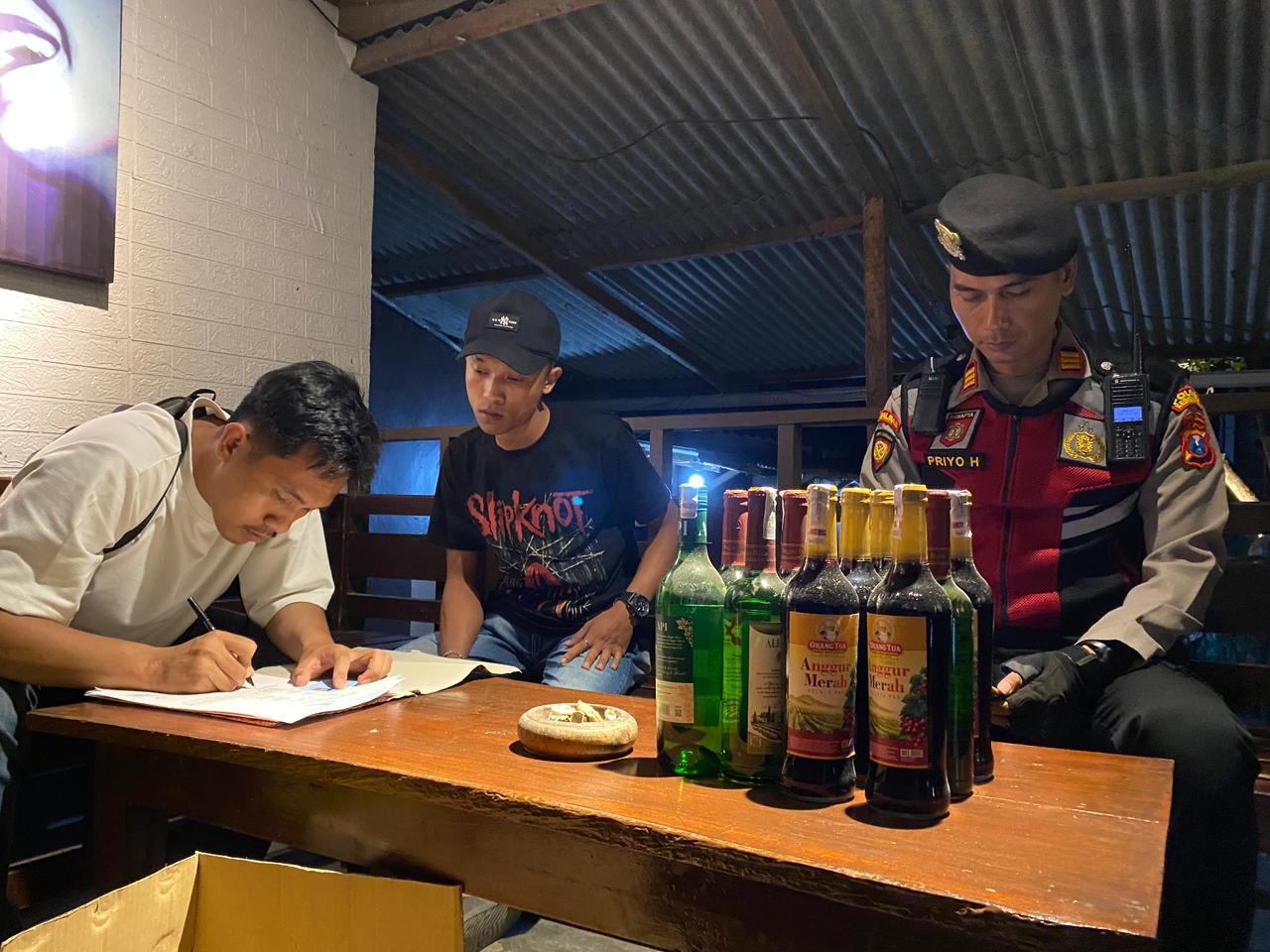 Kasat Samapta Polres Kediri Kota AKP Priyo Hadistyo sedang melakukan razia di salah satu cafe hiburan malam tahun 2025 lalu.