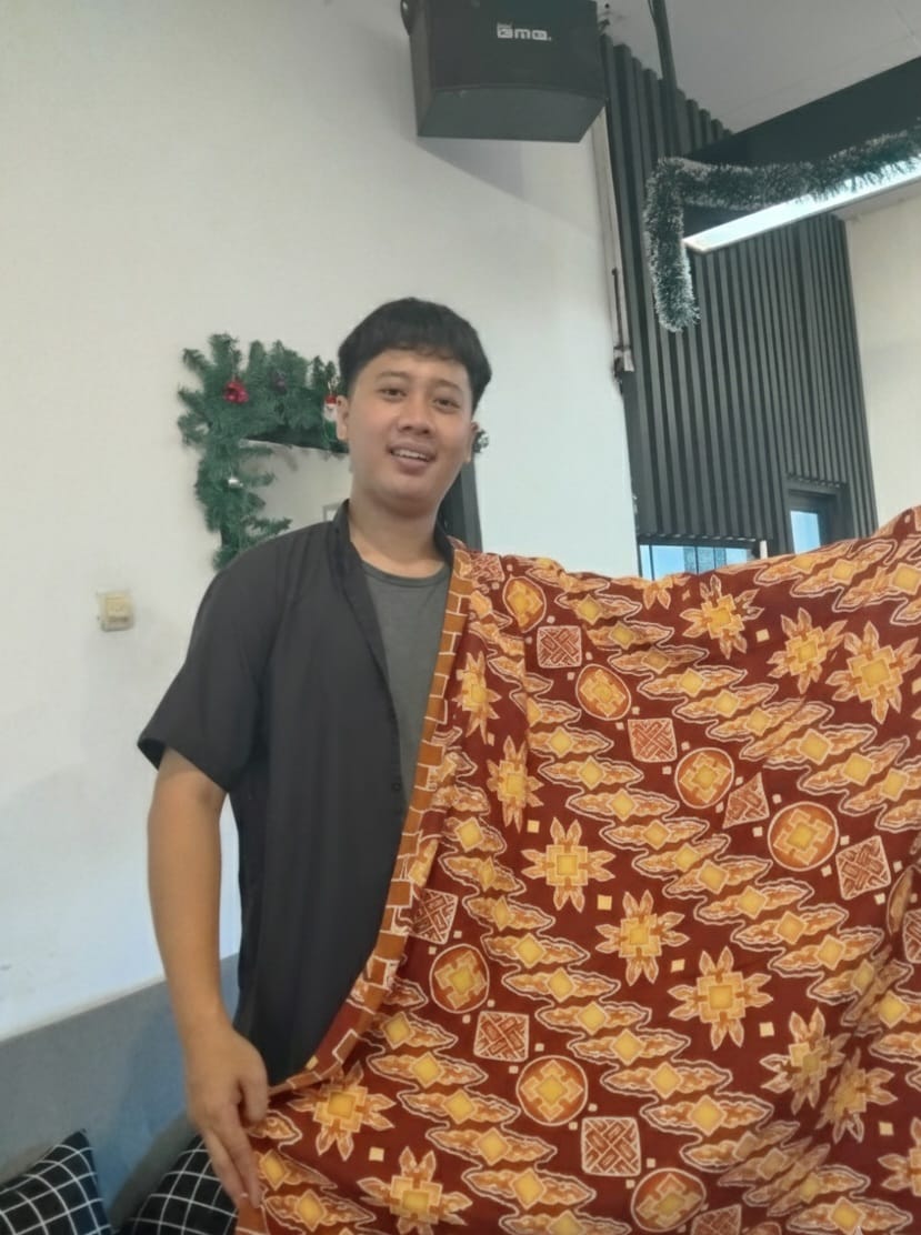 Zidane menunjukkan batik motif tahu kuning karyanya (Diana Yunita Sari/JPRK)