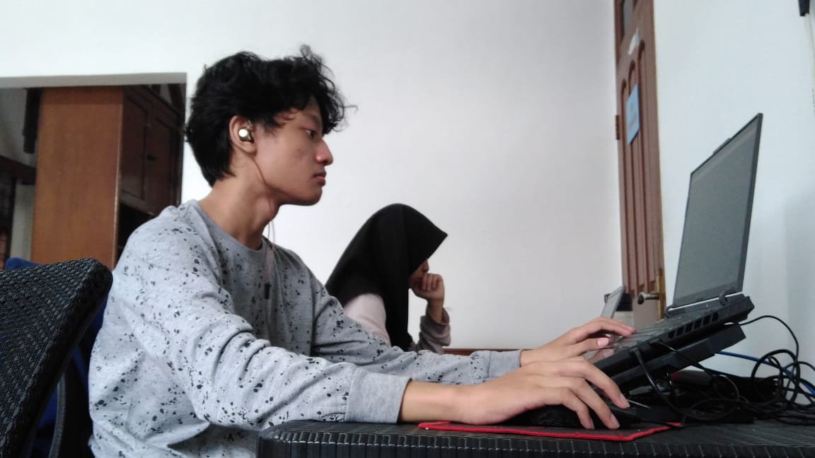 Raditya Oktalyon Jumantara Atmaja saat menggarap anime.  Pelajar asal Kediri itu jadi kompositor anime terkenal.