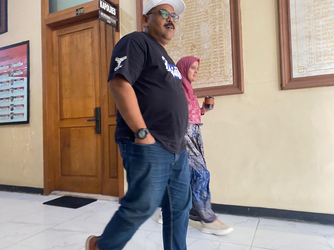 Ketua Panitia Pelaksana (Panpel) Persik Kediri Tri Widodo bersama Direktur Persik Kediri Souraiya Farina keluar ruangan Satreskrim menuju parkiran mobil.
