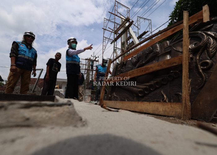Kadisdagin Kabupaten Kediri Tutik Purwaningsih mengecek pembangunan Pasar Ngadiluwih.