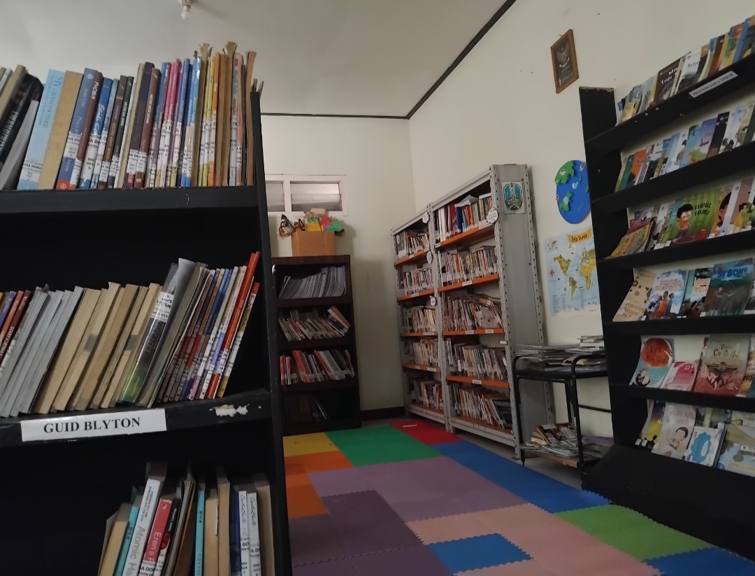 Koleksi buku di perpustakaan Desa Doko (Diana Yunita Sari)