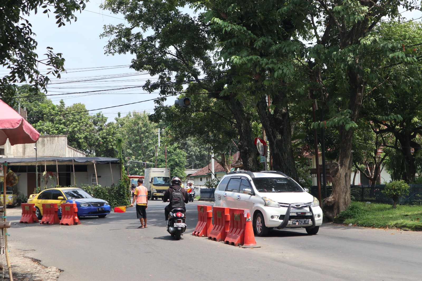 SIMPUL PADAT: Simpang tiga PG Meritjan kerap terjadi kemacetan kendaraan bermotor. Dishub Kota Kediri sedang mempertimbangkan pemasangan traffic light.