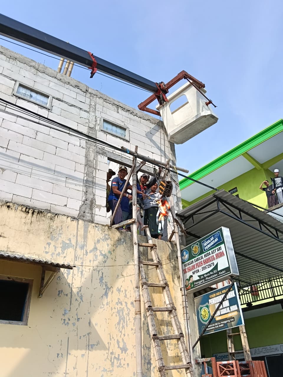 Proses evakuasi tiga pekerja.