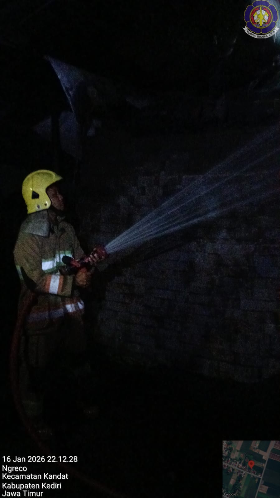 Damkar Kabupaten Kediri berjibaku lawan si jago merah. Kebakaran diakibatkan api pembakaran bata menyambar terpal terjadi di Ngreco Kandat. Kerugian capai jutaan rupiah.