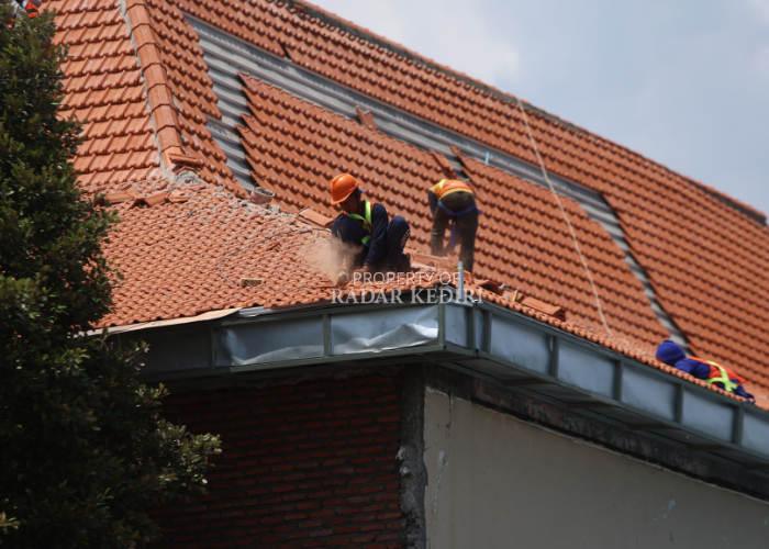 TIDAK ADA LIBUR: Sejumlah pekerja mengebut perbaikan kompleks kantor Pemkab Kediri yang hangus setelah dibakar massa dalam kerusuhan pada akhir Agustus 2025 silam. (Foto: Wahyu Adji)
