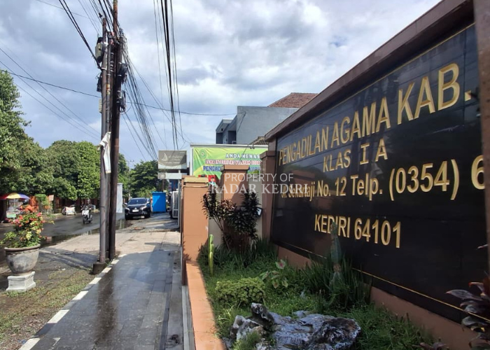 Kantor Pengadilan Agama (PA) Kabupaten Kediri. Kasus nikah muda di Kabupaten Kediri  masih tinggi. itu terlihat dari jumlah pengajuan dispensasi nikah yang capai ratusan anak. (Foto: Asad MS)