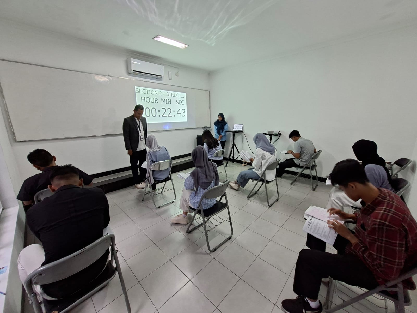 TERPERCAYA: Siswa Neutron Kediri tampak fokus mengikuti bimbingan.