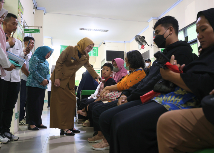 PELAYANAN TERBAIK: Wali Kota Kediri Vinanda Prameswati berbincang dengan masyarakat yang antre memeriksakan kesehatan mereka di Puskesmas Pesantren 2. Tahun ini puskesmas juga akan dinilai kualitas pe