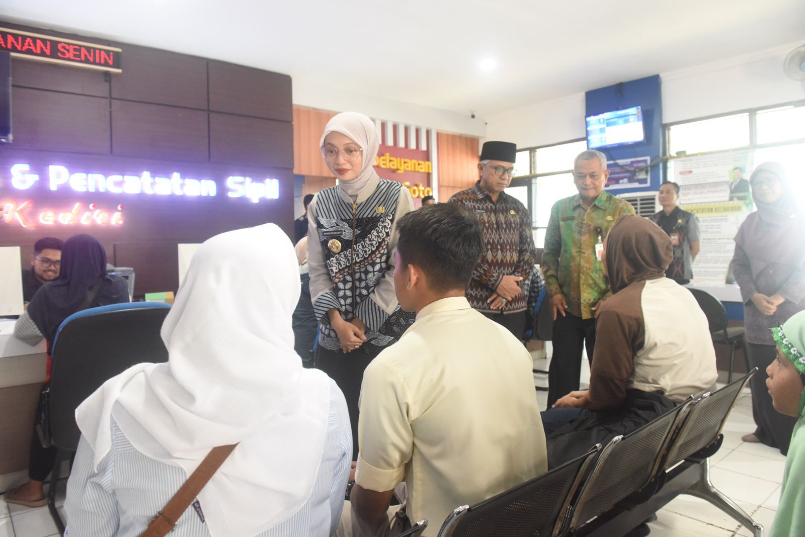 JADI UNGGULAN: Wali Kota Vinanda Prameswati berbincang dengan masyarakat yang mengurus dokumen administrasi kependudukan di kantor dispendukcapil. Aplikasi Sakti milik dispendukcapil jadi unggulan dal