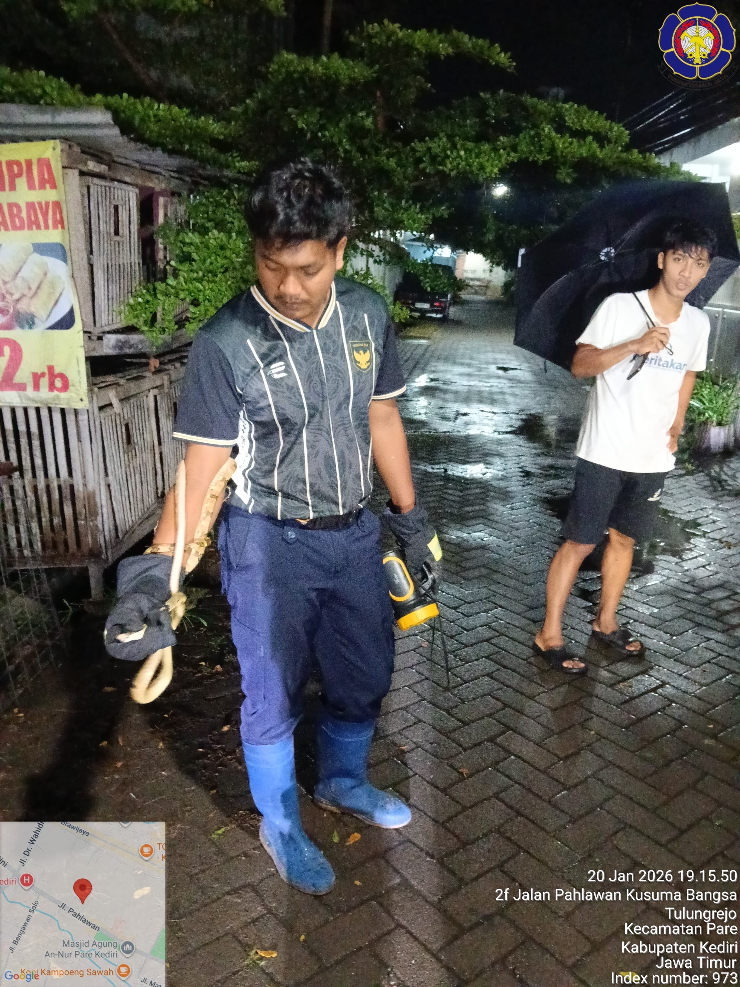 Warga digegerkan dengan. Adanya ular sepanjang dua meter, damkar turun tangan.