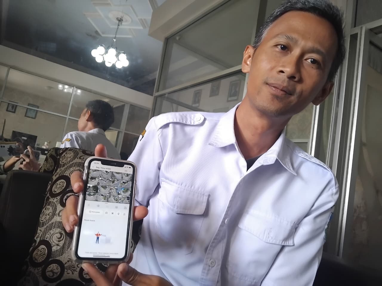 Sekdes Kranggan menunjukkan titik CCTV yang bisa dipantau melalui HP (Diana Yunita Sari)