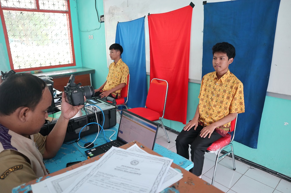 Siswa SMAN 4 Kota Kediri mengikuti perekaman KTP-El pemula yang digelar di sekolah. Kegiatan jemput bola itu dilaksanakan untuk percepatan perekaman wajib KTP.