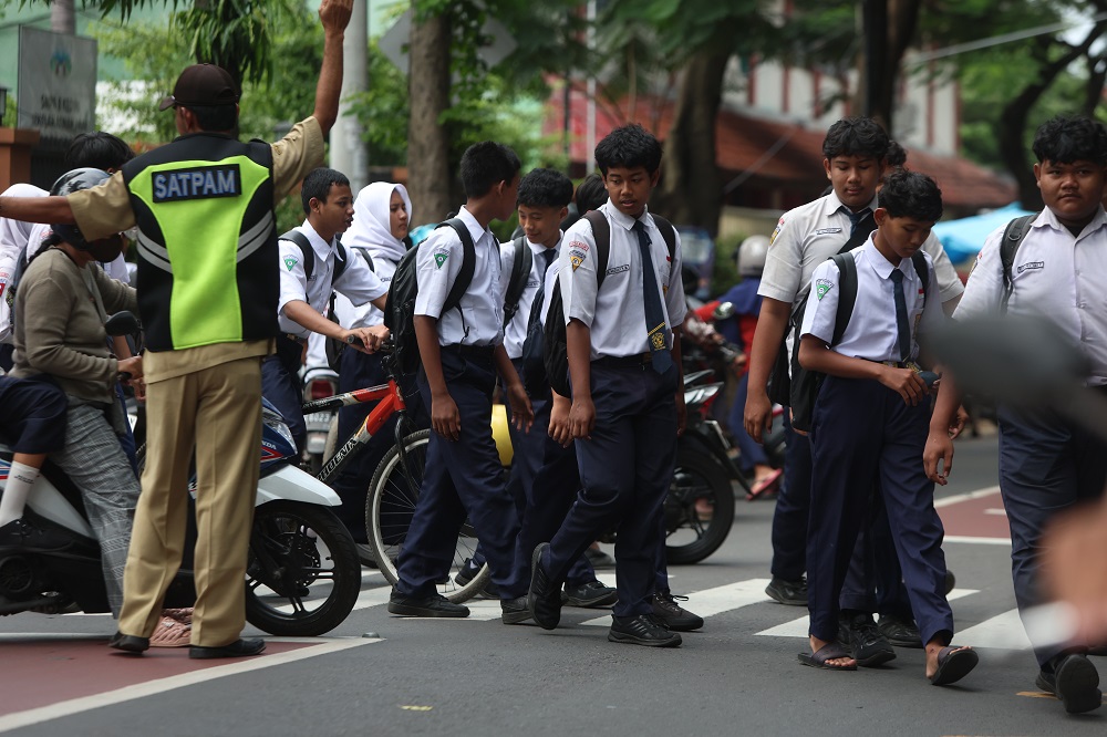 SIAP-SIAP TKA: Sejumlah siswa SMPN 8 Kediri bersiap pulang kemarin siang (20/1). Pertengahan Januari ini siswa kelas IX mendapat bimbingan tambahan untuk persiapan pelaksanaan TKA April mendatang.