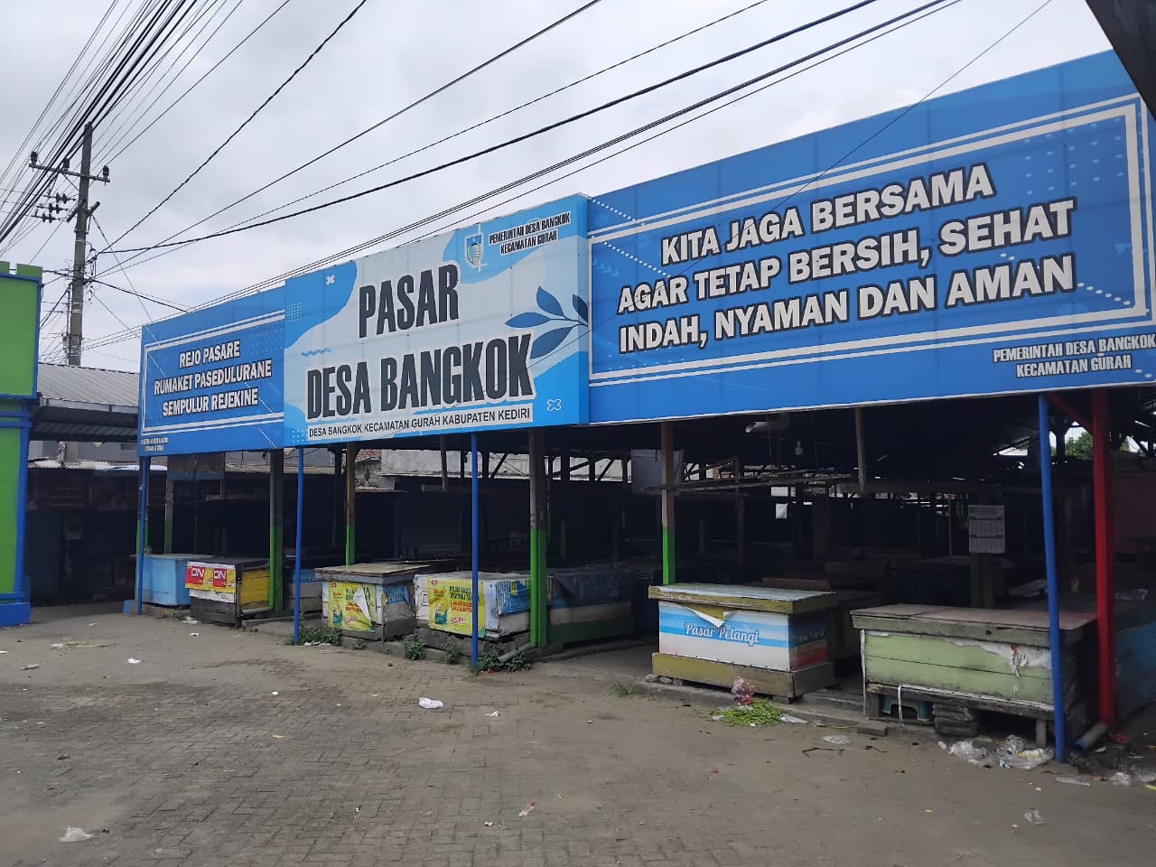 Pasar desa Bangkok, pusat perekonomian warga (Diana Yunita Sari)