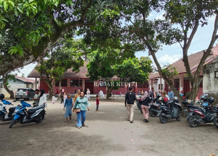 Kondisi SDN Balongjeruk saat kegiatan sekolah sudah selesaidigunakan untuk parkir. Sekolah pastikan tidak ganggu kegiatan belajar siswa.