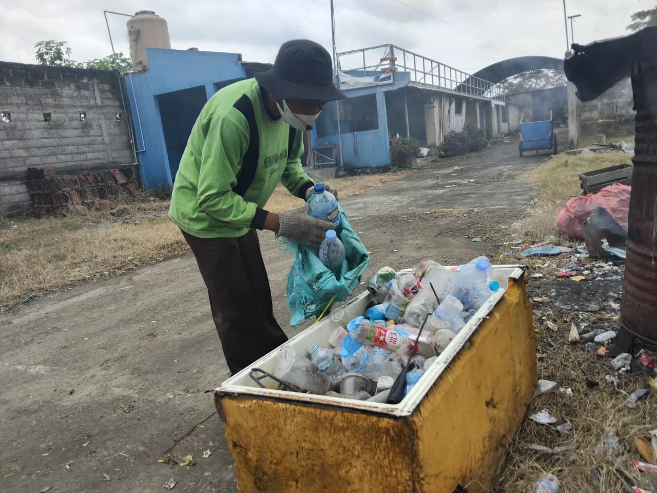 Petugas TPS3R melakukan pemilahan sampah (Diana Yunita Sari)
