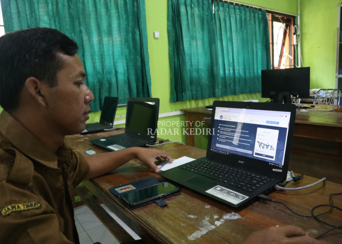 Operator sekolah sedang membuka website pendaftaran TKA (Foto Ayu Isma)