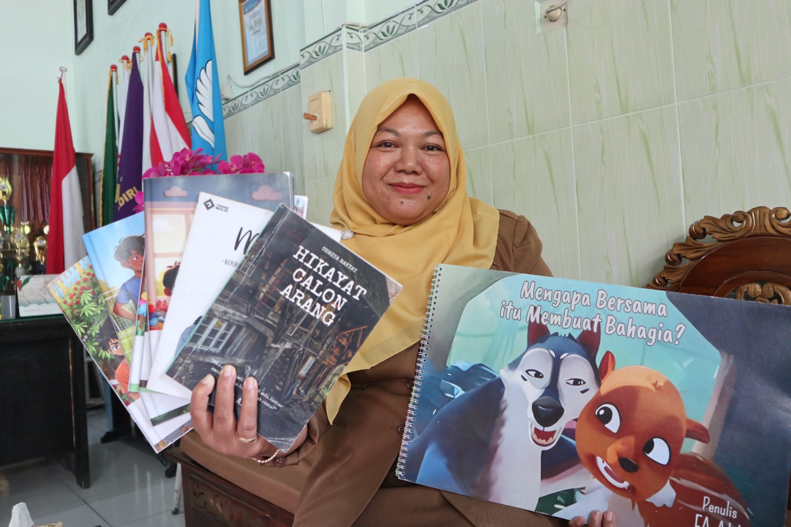 PRODUKTIF: Fajar Setiorini menunjukkan beberapa karya buku yang ditelurkannya.