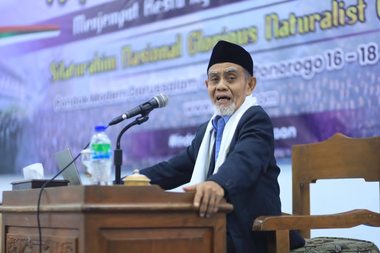 KH.Hasan Abdullah Sahal, Pimpinan Pondok Modern Darussalam Gontor.
