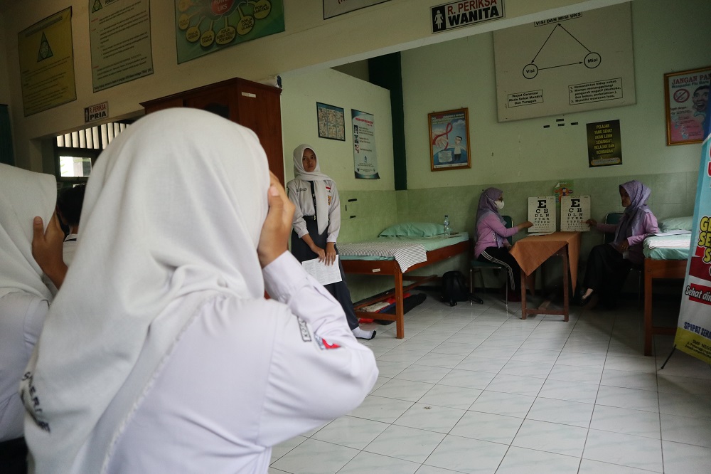 FOKUS: Siswa SMPN 4 Kediri mengikuti tes penglihatan yang menjadi salah satu bagian dalam Cek Kesehatan Gratis (CKG).