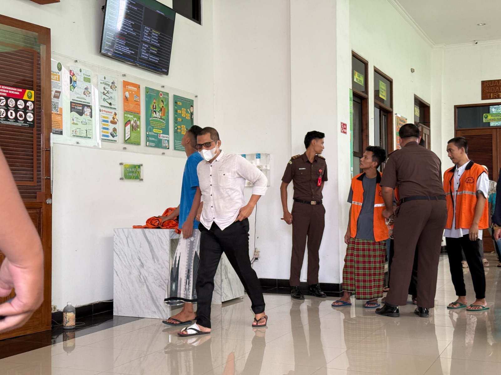 Terdakwa sedang memasuki ruang sidang Cakra, PN Kota Kediri