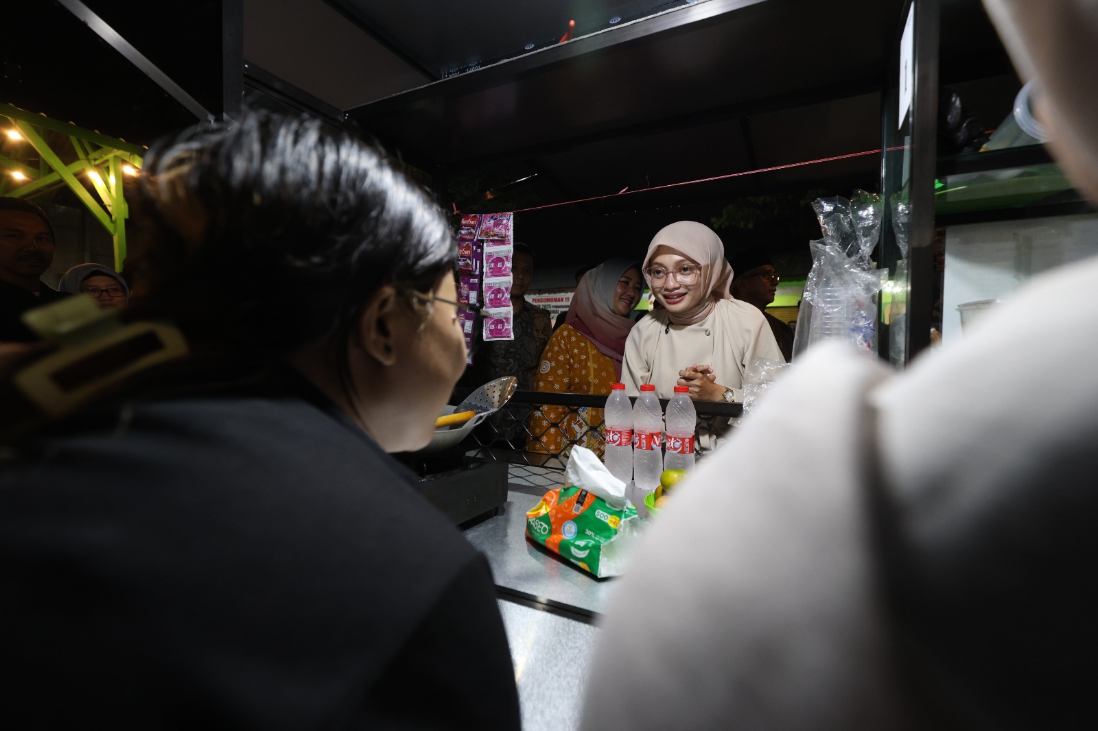 LAPAK BARU: Wali Kota Kediri Vinanda Prameswati (kerudung cokelat) membeli jajanan yang dijual pedagang di sentra kuliner Pasar Banjaran pada Selasa (20/1) malam lalu