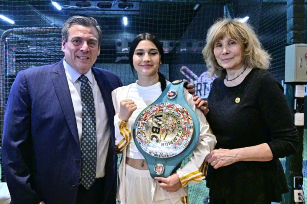 Juara kelas atom putri World Boxing Council (WBC) Camila Zamorano (tengah) yang dipublikasikan WBC dalam laman resminya yang dipantau di Jakarta, Rabu (21/1/2026).
