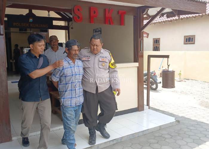 Polisi membawa Kusnadi yang diduga telah menusuk ibunya (Foto : Polres Kediri)