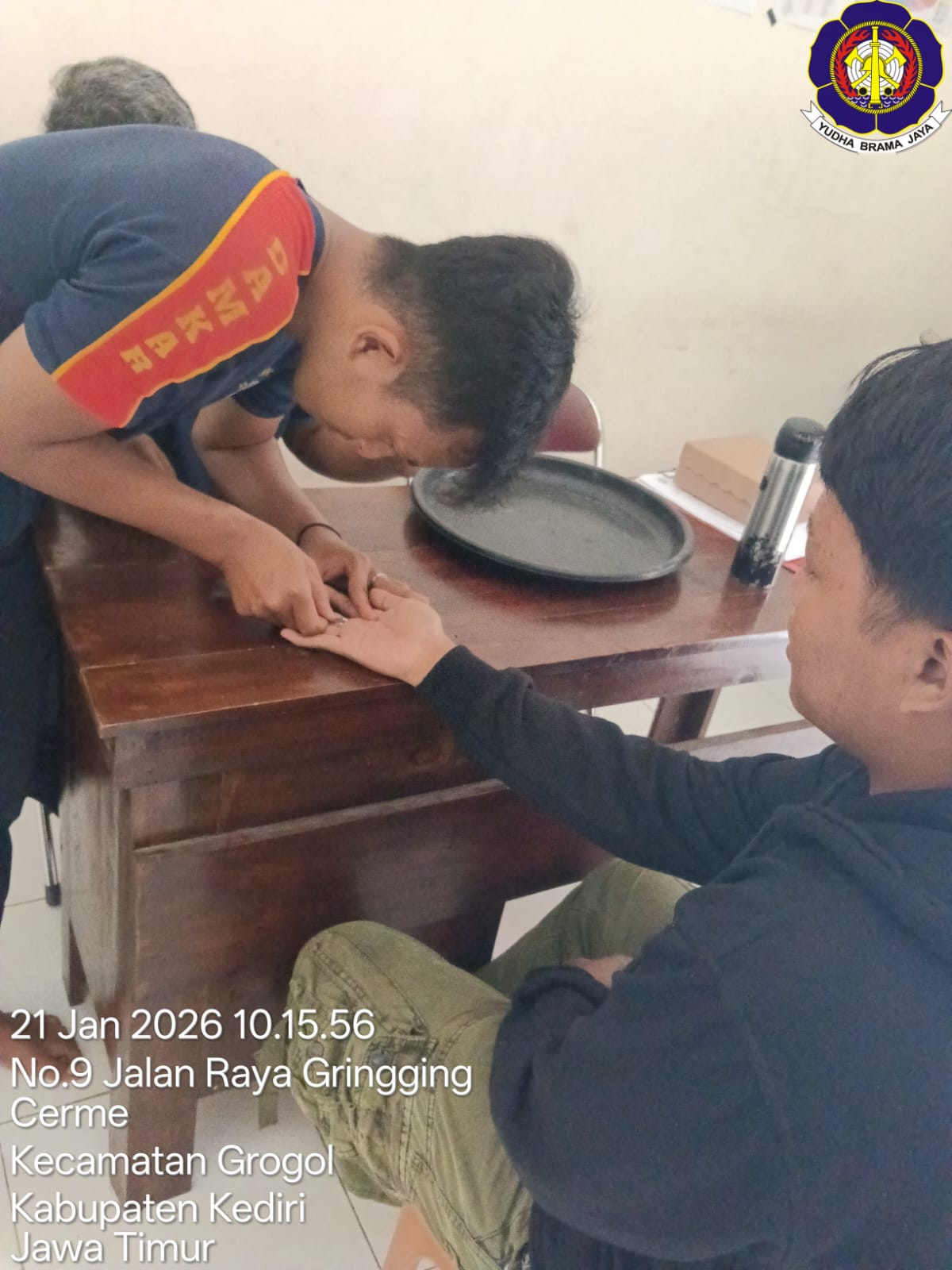 damkar melepas cincin yang menyangkut di jari warga yang menyebabkan jarinya bengkak.
