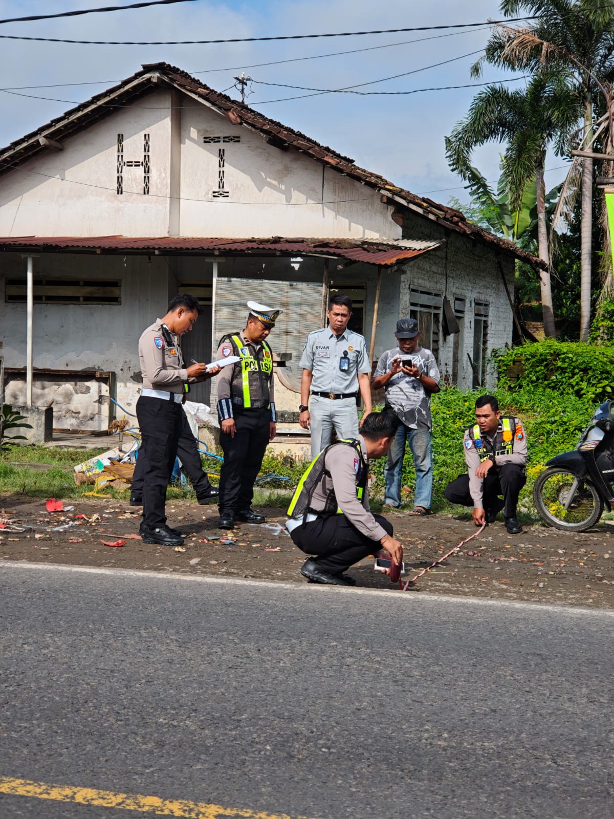 Satlantas Polres Kediri lakukan olah TKP laka maut di Ngadiluwih. keelakaan beruntun itu sebabkan tiga orang meninggal dunia.
