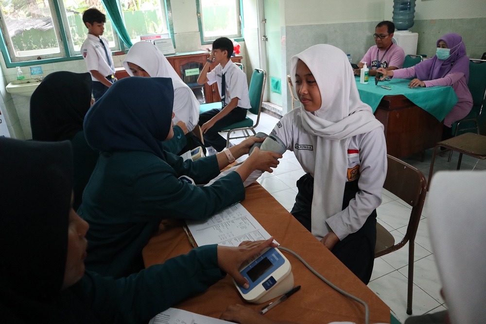 Ilustrasi: Pelajar SMPN 4 Kediri saat mengikuti pemeriksaan tensi darah sebagai bagian dari Cek Kesehatan Gratis (CKG).