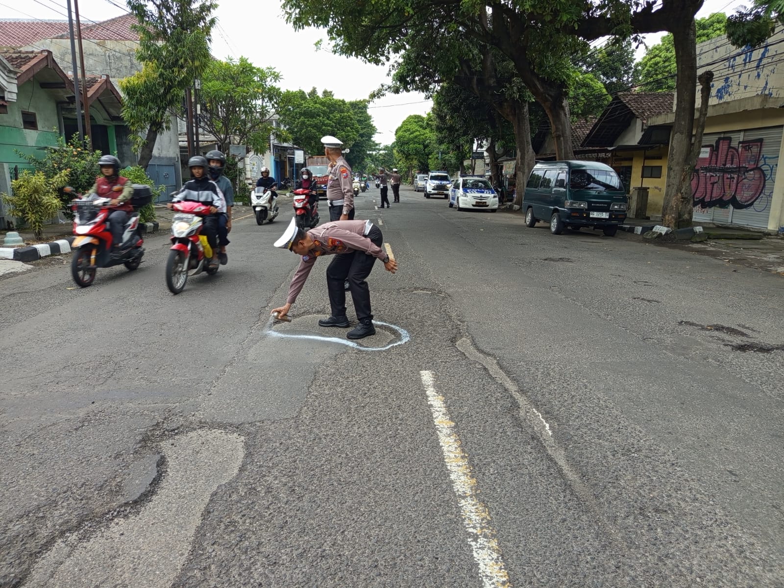 Polisi tandai jalan rusak untuk meminimalkan angka kecelakaan lalu lintas.