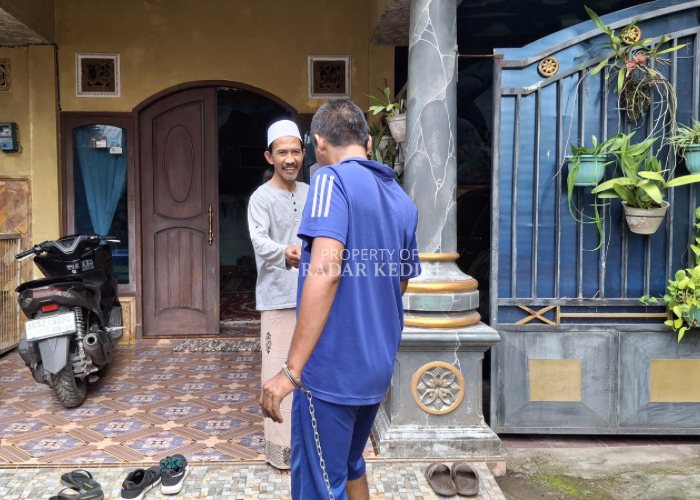 PROSES PENYEMBUHAN: Mohammad Syifa&rsquo;i menyapa pasien gangguan jiwa yang tinggal di pesantrennya. (Foto: Asad M.S.)