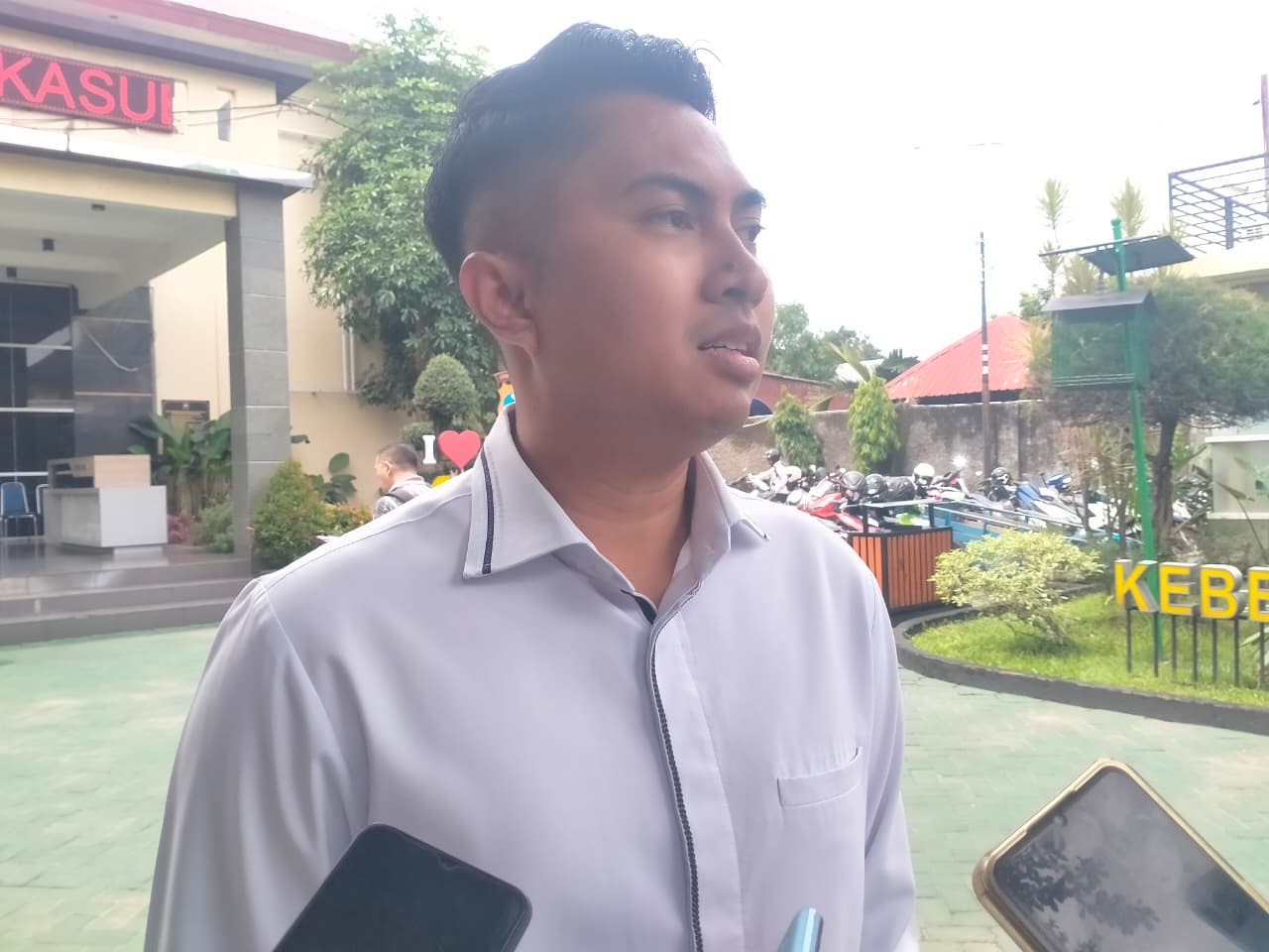 Momen ketika AKP Joshua menyampaikan informasi ke insan pers. (Foto: asad ms)