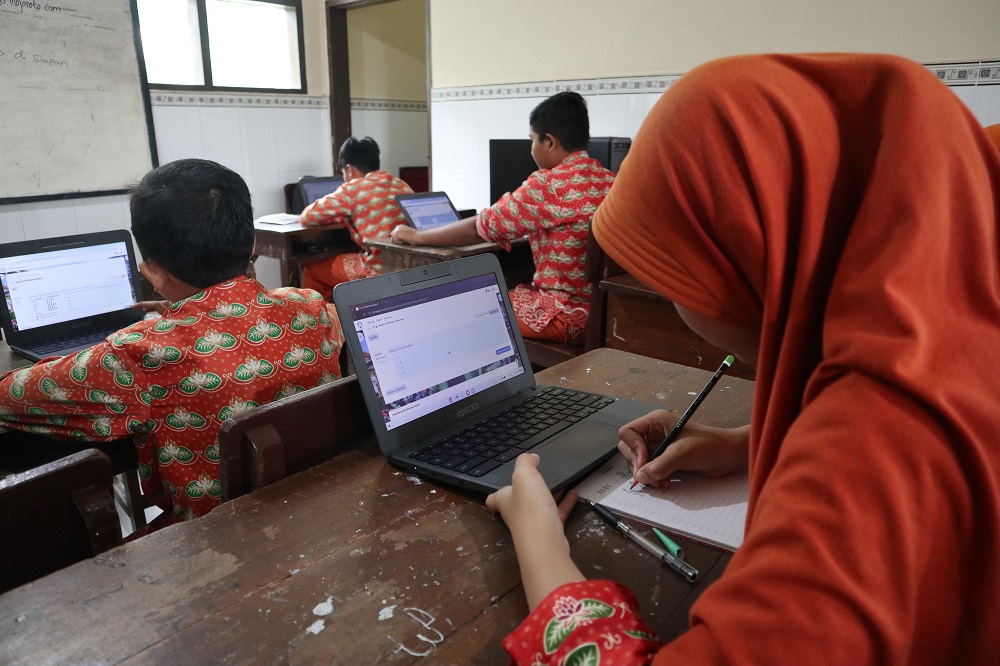HARUS LATIHAN: Siswa SDN Sukorame 2 mengikuti try out dengan mengerjakan soal TKA di laptop. Di Kota Kediri ada 27 sekolah yang jumlah laptopnya minim.